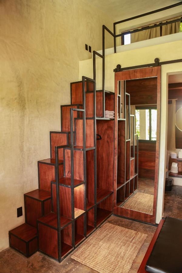 Hotel Makaabá Eco-Boutique Bacalar Exterior foto Stairs in a tiny home